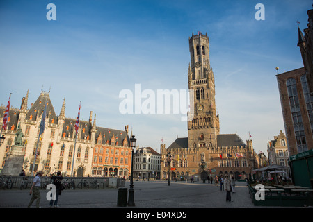 Belfort-Hallen torre campanaria dalla Markt, Bruges, Belgio Foto Stock