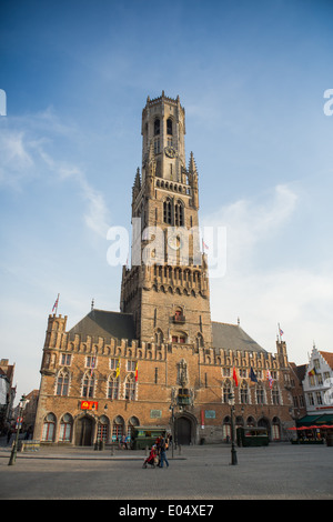 Belfort-Hallen torre campanaria dalla Markt, Bruges, Belgio Foto Stock