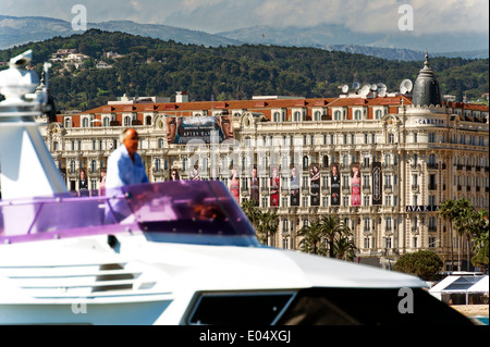 L'Europa, Francia, Alpes-Maritimes, Cannes, festival de Cannes. Yacht passando davanti al Carlton Palace. Foto Stock