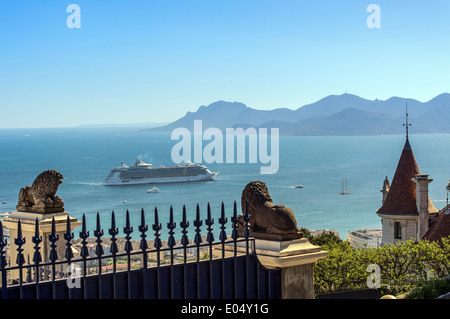 L'Europa, Francia, Alpes-Maritimes, Cannes. La nave di crociera nella baia di Cannes. Foto Stock