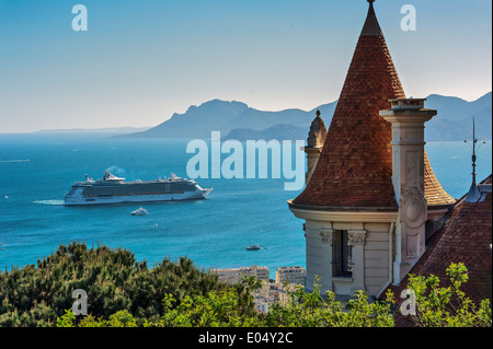 L'Europa, Francia, Alpes-Maritimes, Cannes. La nave di crociera nella baia di Cannes. Foto Stock