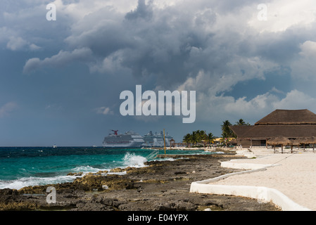 Dark nuvole temporalesche raccogliere su un beach resort. Cozumel, Messico. Foto Stock