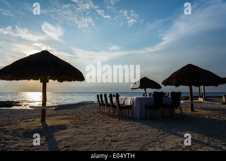 Tabella impostata su una spiaggia prima del tramonto. Cozumel, Messico. Foto Stock