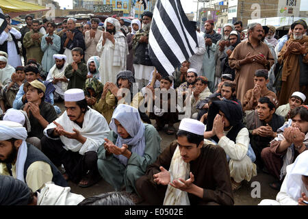 Quetta, Pakistan. Il 2 maggio, 2014. Manifestante pakistani pregano durante una manifestazione di protesta per il terzo anniversario della morte di uccisi leader di Al Qaeda Osama bin Laden, nel sud-ovest del Pakistan Quetta il 2 maggio 2014. Osama bin Laden è stato ucciso dai militari statunitensi vigore il 2 maggio 2011, in una fortezza-come composto sulla periferia della città pakistana di Abbottabad. Credito: Asad/Xinhua/Alamy Live News Foto Stock