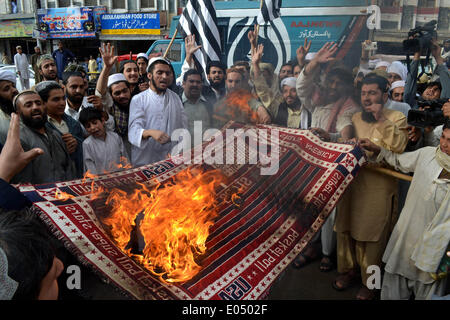Quetta, Pakistan. Il 2 maggio, 2014. Il pakistan protester bruciare una bandiera statunitense come essi gridare slogan durante una manifestazione di protesta per il terzo anniversario della morte di uccisi leader di Al Qaeda Osama bin Laden, nel sud-ovest del Pakistan Quetta il 2 maggio 2014. Osama bin Laden è stato ucciso dai militari statunitensi vigore il 2 maggio 2011, in una fortezza-come composto sulla periferia della città pakistana di Abbottabad. Credito: Asad/Xinhua/Alamy Live News Foto Stock