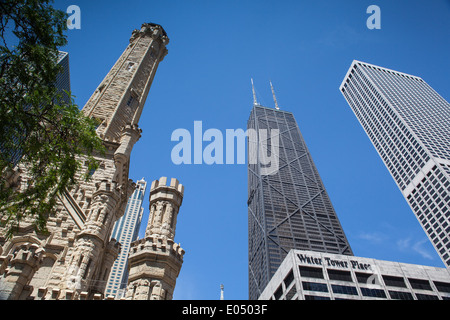 CHICAGO - 7 giugno: John Hancock Center il 7 giugno 2013 a Chicago.Chicago il terzo edificio più alto ha un elegante Magnificent Mile annuncio Foto Stock