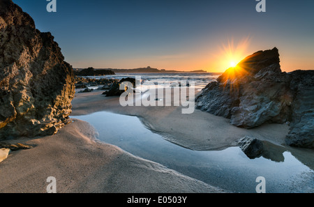 Tramonto su Lusty Glaze beach a Newquay in Cornovaglia Foto Stock