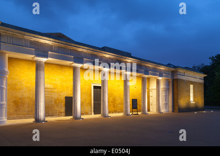 Night Shot dell'illuminato Sackler Serpentine Gallery a Hyde Park, Londra Foto Stock