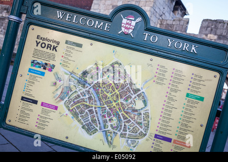 Benvenuto a York segno con mappa della città di York, Regno Unito Foto Stock