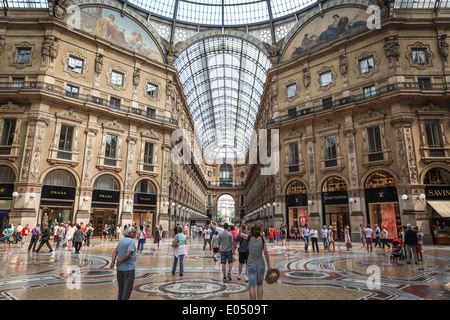 Galleria Vittorio Emanuele II, famoso e lussuoso centro commerciale per lo shopping di Milano, Italia Foto Stock