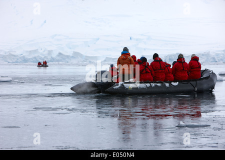 I passeggeri a bordo di una crociera in zodiac in escursione in Antartide Foto Stock