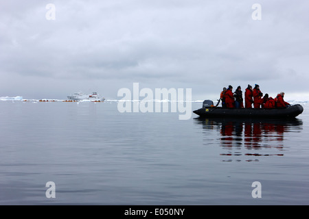 I passeggeri a bordo di una crociera in zodiac in escursione da crociera nave di ricerca in Antartide Foto Stock