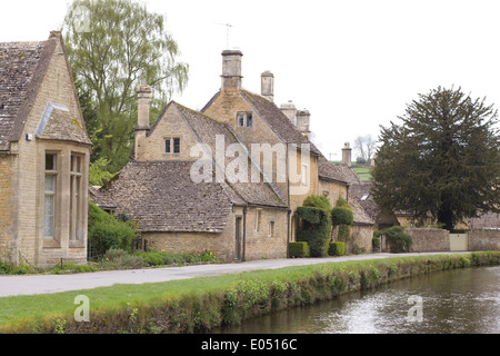 Cottage accanto al fiume occhio in Cotswolds village di Lower Slaughter Gloucestershire in Inghilterra Foto Stock