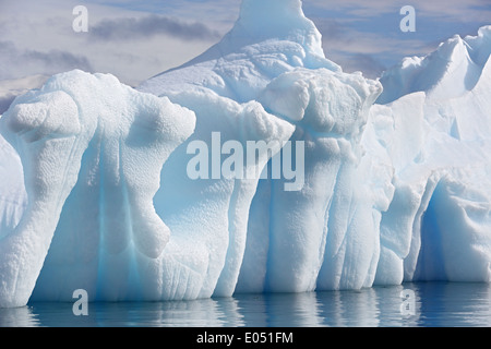 Antartide, Penisola Antartica. Iceberg bianco e blu da vicino. Foto Stock