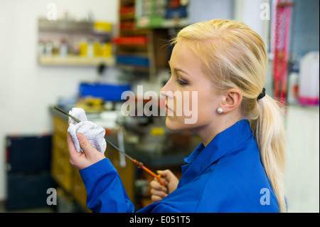 Oleograph in auto è misurata. Con l'olio di scala del proprio stato di petrolio è controllata, Oeldruck im Auto wird gemessen. Mit dem Foto Stock