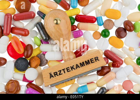 Timbro su compresse di colore, foto simbolico per Medical Association, la professione di medico e paziente, diritti Stempel auf bunten T Foto Stock