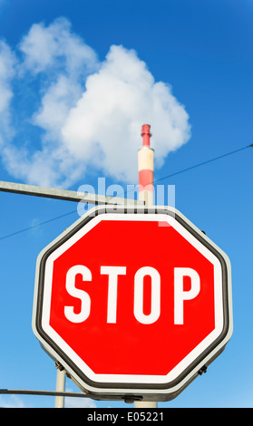 Camino di una società industriale e smettere di bordo. Foto simbolico per la protezione dell'ambiente e ozono., Schlot eines Industriebet Foto Stock