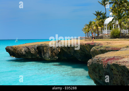 Selfie turistico a pietra lavica shore con foro di sfiato pozzetti palme e gazebo a Varadero Matanzas Cuba resort acque turchesi dell'oceano Atlantico Foto Stock