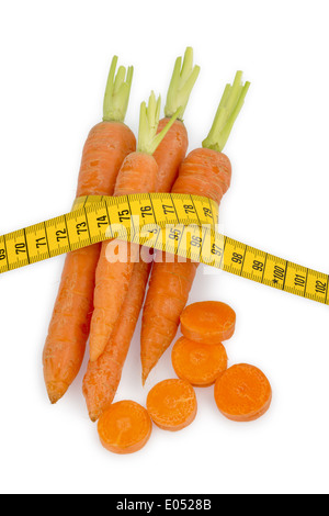 Le carote da coltivazione biologica con la dimensione del nastro. Frutta e verdura fresca è sempre salutare. Foto simbolico per la salute Foto Stock