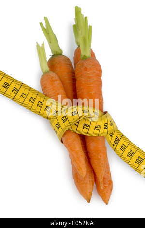 Le carote da coltivazione biologica con la dimensione del nastro. Frutta e verdura fresca è sempre salutare. Foto simbolico per la salute Foto Stock