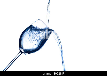 Pura e acqua pulita viene riempito in un bicchiere. Acque per uso potabile, acqua, vetro, disidratazione, dehydrogenate, disidratazione nel Foto Stock