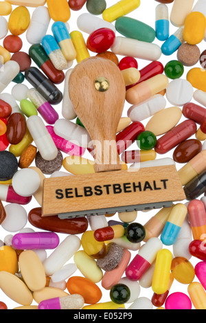 Timbro su compresse di colore, foto simbolico per farmaci, di assicurazione sanitaria e di deduzione, Stempel auf bunten Tabletten, Symbolfoto fu Foto Stock