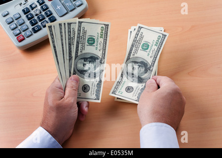 Un sacco di dollaro di banconote sono contati, Viele Dollar Geldscheine werden gezaehlt Foto Stock