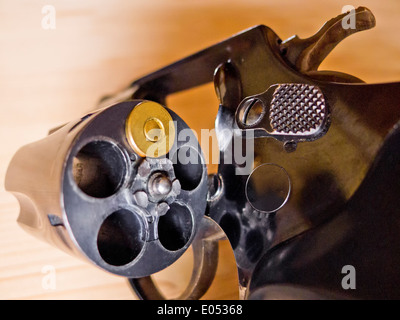 Un revolver con una singola cartuccia. Foto simbolico per la roulette russa Foto Stock