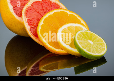 Dischi di un arancione. Foto simbolico per un sano vitamine da frutta fresca, Scheiben einer arancione. Symbolfoto fuer gesunde vitamina Foto Stock