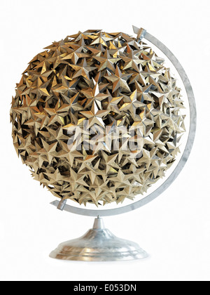 Globo con stelle d'oro su un isolato bianco Foto Stock