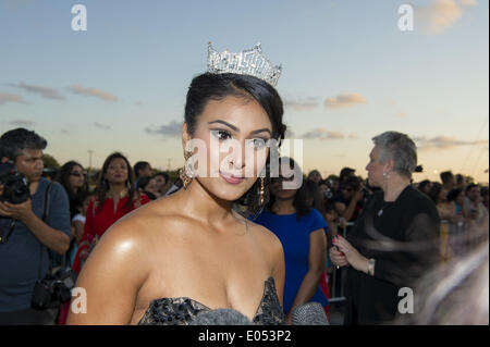 Tampa, Florida, Stati Uniti d'America. Xxv Aprile, 2014. Tampa, FL - Aprile 25, 2014: Nina Davuluri, prima Miss America indiana di discesa, passeggiate il tappeto verde a ''IIFA magia del cinema " che è l'evento in primo piano del giorno 3 presso la quindicesima IIFA Weekend & Awards. © Andrew patrono/ZUMAPRESS.com/Alamy Live News Foto Stock