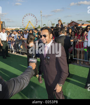 Tampa, Florida, Stati Uniti d'America. Xxv Aprile, 2014. Tampa, FL - Aprile 25, 2014: GULSHAN GROVER viene intervistato sul tappeto verde a ''IIFA la magia dei film" che è il giorno 3 Evento in primo piano della quindicesima IIFA Weekend & Awards. © Andrew patrono/ZUMAPRESS.com/Alamy Live News Foto Stock