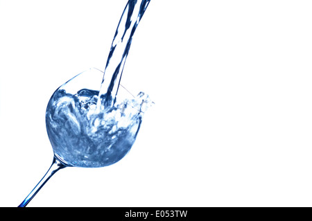 Pura e acqua pulita viene riempito in un bicchiere. Acqua potabile nel vetro d'acqua., Reines und sauberes Wasser wird in Ein Glas einge Foto Stock