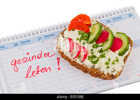 Apple, dimensione, nastro di pane con verdure e un calendario. Buona intenzione al cibo sano, Apfel, Massband, Brot mit Gemue Foto Stock