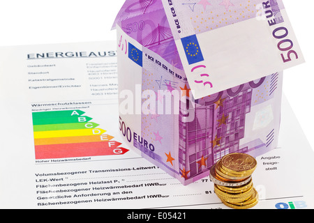 Una casa sembra costruito da euromoney e un risparmio della carta d'identità. Risparmio di costruzione, la costruzione di una casa e per l'acquisto di una casa., Ein Foto Stock