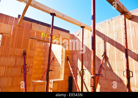 Un guscio di mattoni di una casa in costruzione massiccia. Stabilito in mattoni, Ein Ziegel Rohbau eines Hauses in Massivbauweise. Erri Foto Stock