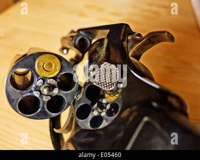 Un revolver con una singola cartuccia. Foto simbolico per la roulette russa., Ein Revolver mit einer einzigen Patrone. Symbolfoto Foto Stock
