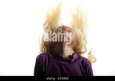 Foto di stock di una bimba di 8 anni, scuotendo i capelli biondi Foto Stock