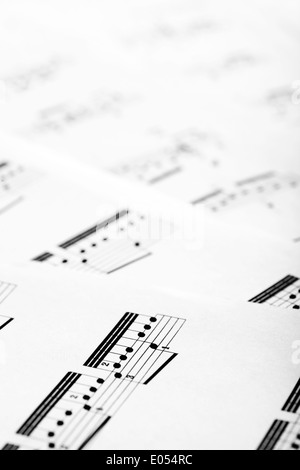 Dettaglio di alcune note musicali su un foglio di musica Foto Stock