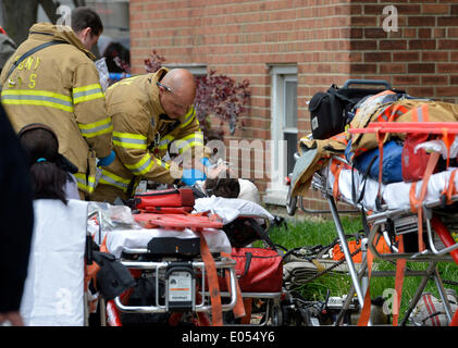 New York, Stati Uniti d'America. Il 2 maggio, 2014. Una persona infortunata è trattata in New York City Borough of Queens, 2 maggio 2014. Un treno F voce Manhattan scappò le tracce il venerdì mattina con 19 lesioni riportate. Credito: Wang Lei/Xinhua/Alamy Live News Foto Stock