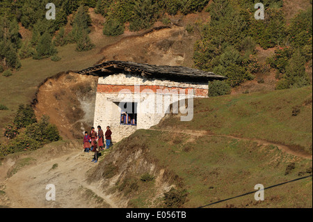 Piccolo edificio alloggiamento ruote della preghiera, Merak e Sakteng trek, Est Bhutan Foto Stock