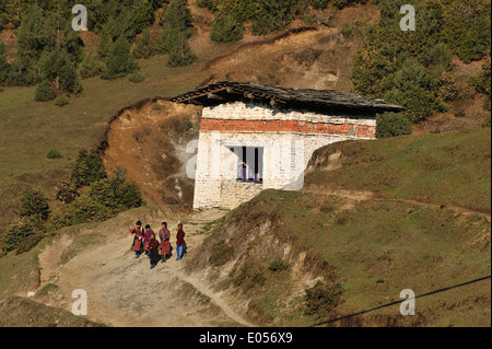 Piccolo edificio alloggiamento ruote della preghiera, Merak e Sakteng trek, Est Bhutan Foto Stock