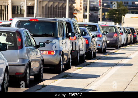 In Ora di punta le auto del traffico su una strada di stop nel centro della citta'. Problemi nel traffico cittadino, Im Stossverkehr stauen Autos au Foto Stock