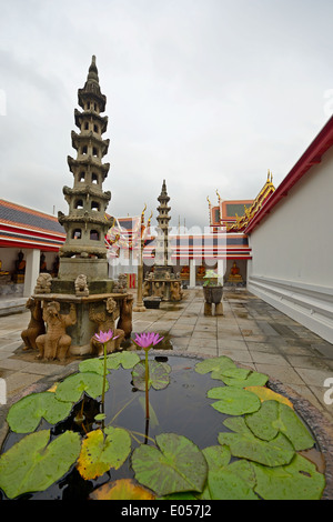 Messa a fuoco selettiva su acqua giglio di Wat Pho tempio complesso, Bangkok, Thailandia. Foto Stock