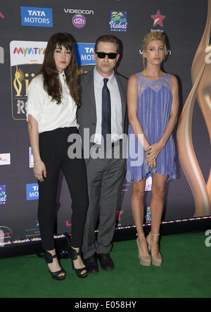 Tampa, Florida, Stati Uniti d'America. 24 apr 2014. Tampa, FL - Aprile 24, 2014: Steven Baldwin e le figlie a piedi il tappeto verde a iifa rocce. Rocce è una sfilata di moda e musica dal vivo di concerto e di parte della quindicesima iifa Weekend Tampa Bay 2014. © Andrew patrono/ZUMAPRESS.com/Alamy Live News Foto Stock