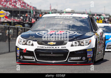 Talladega, Alabama, Stati Uniti d'America. Il 2 maggio, 2014. Talladega, AL - Maggio 02, 2014: Kevin Harvick (4) si prepara alla pratica per il ''per Aaronne 499'' a Talladega Superspeedway di Talladega, AL. Credito: csm/Alamy Live News Foto Stock