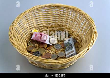 Donazione di un cestello di raccolta. Donazione in denaro con euro, Ein Spendenkorb fuer Sammlung. Geld Spende mit Euro Foto Stock