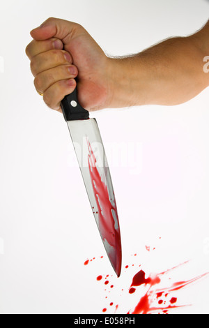 Un coltello con strisci di sangue. Azione arma di un omicidio. Foto simbolico di attività criminale, Ein Messer mit Blut verschmiert. Tatwaff Foto Stock