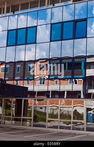 Il guscio di una casa di abitazione è riflessa nella facciata, Rohbau Der eines Wohnhauses spiegelt sich in Fassade Foto Stock