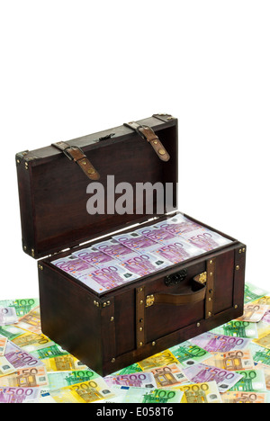 Un grande petto con euro di banconote. Crisi finanziaria Crisi, debiti., Eine grosse Truhe mit Euro Banknoten. Finanzkrise, Krise, Foto Stock